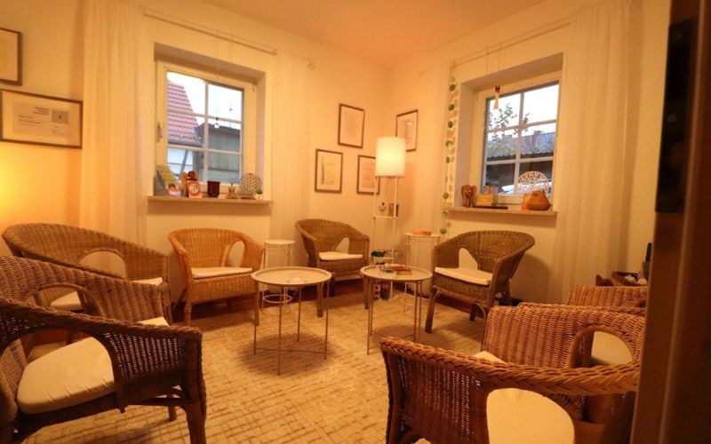 Energetikerin Andrea Kaiser und ihr Praxisraum für intuitive Energiearbeit